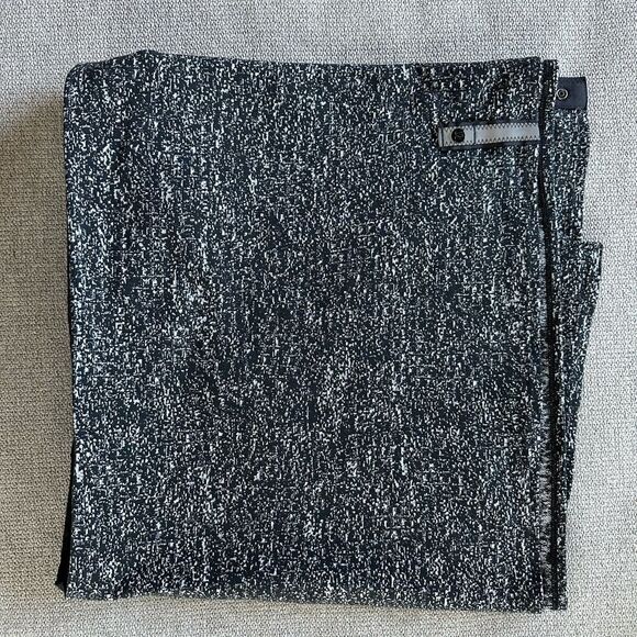 Lululemon Vinyasa Infinity Scarf Rulu Reconnect Jacquard Luon OS Grey Black - Picture 5 of 8